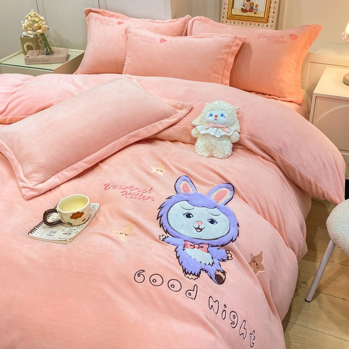 91家纺网 家纺一手货源 找家纺 欧妮家纺 2025新款牛奶绒贴布绣四件套 小兔-粉