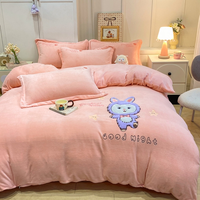 91家纺网 家纺一手货源 找家纺 欧妮家纺 2025新款牛奶绒贴布绣四件套 小兔-粉