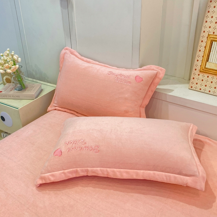 91家纺网 家纺一手货源 找家纺 欧妮家纺 2025新款牛奶绒贴布绣四件套 小兔-粉