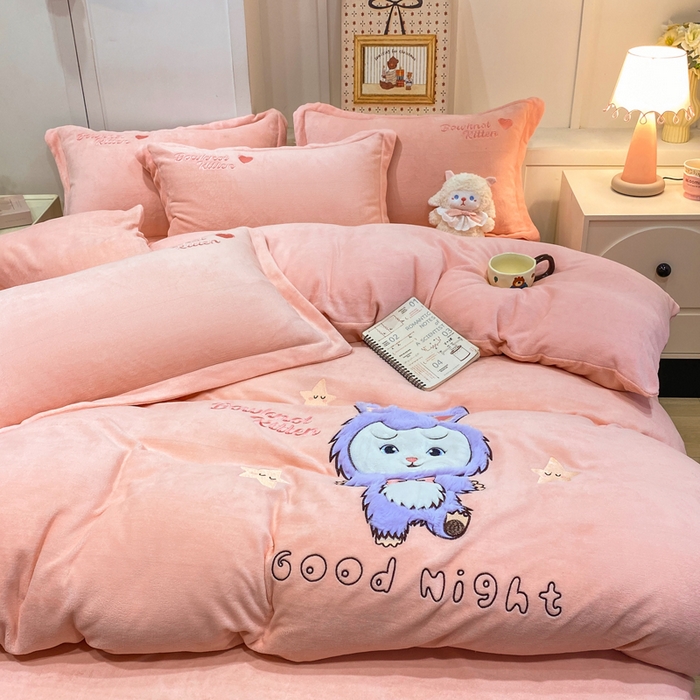 91家纺网 家纺一手货源 找家纺 欧妮家纺 2025新款牛奶绒贴布绣四件套 小兔-粉