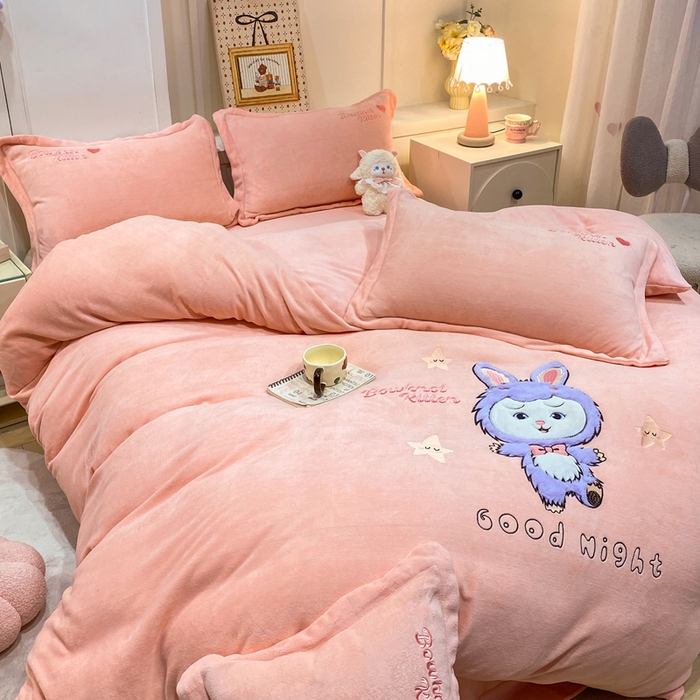 91家纺网 家纺一手货源 找家纺 欧妮家纺 2025新款牛奶绒贴布绣四件套 小兔-粉