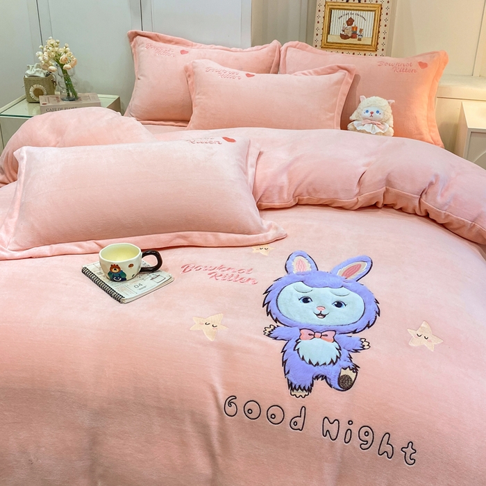 91家纺网 家纺一手货源 找家纺 欧妮家纺 2025新款牛奶绒贴布绣四件套 小兔-粉