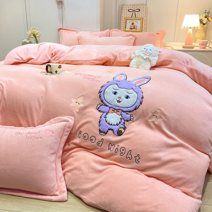 91家纺网 家纺一手货源 找家纺 欧妮家纺 2025新款牛奶绒贴布绣四件套 小兔-粉