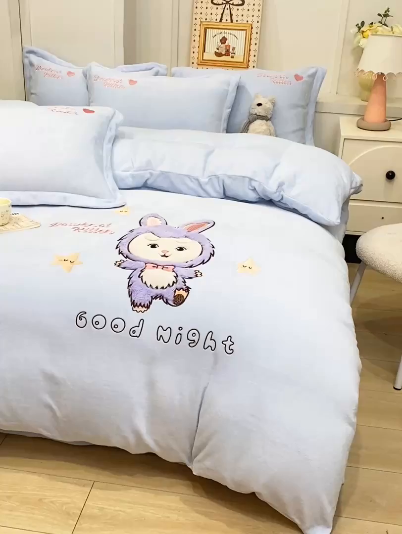 91家纺网 家纺一手货源 找家纺 欧妮家纺 2025新款牛奶绒贴布绣四件套 小兔-蓝