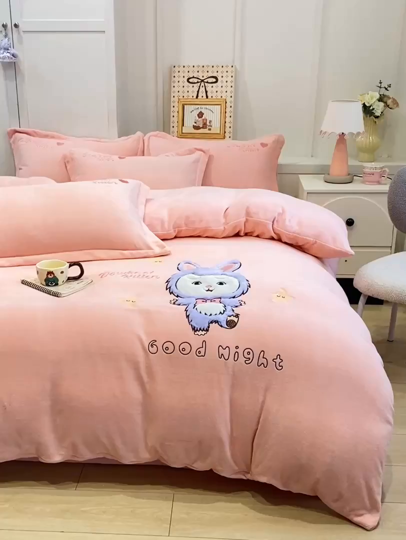 91家纺网 家纺一手货源 找家纺 欧妮家纺 2025新款牛奶绒贴布绣四件套 小兔-粉