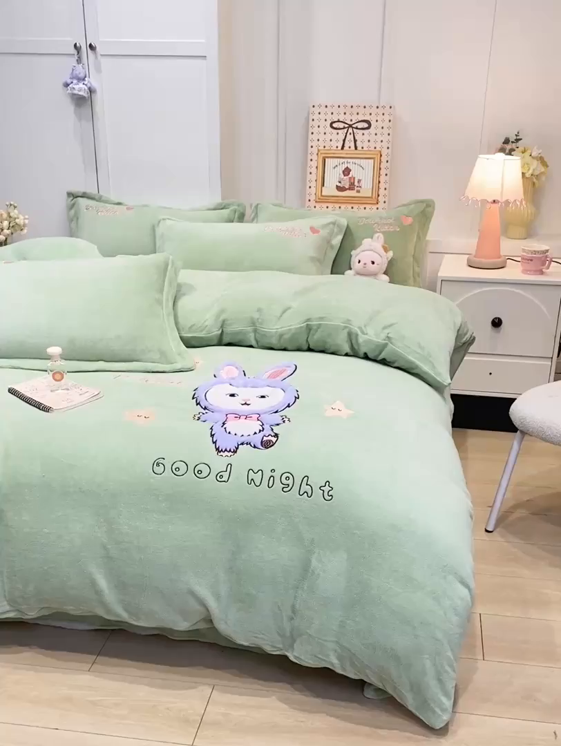 91家纺网 家纺一手货源 找家纺 欧妮家纺 2025新款牛奶绒贴布绣四件套 小兔-绿