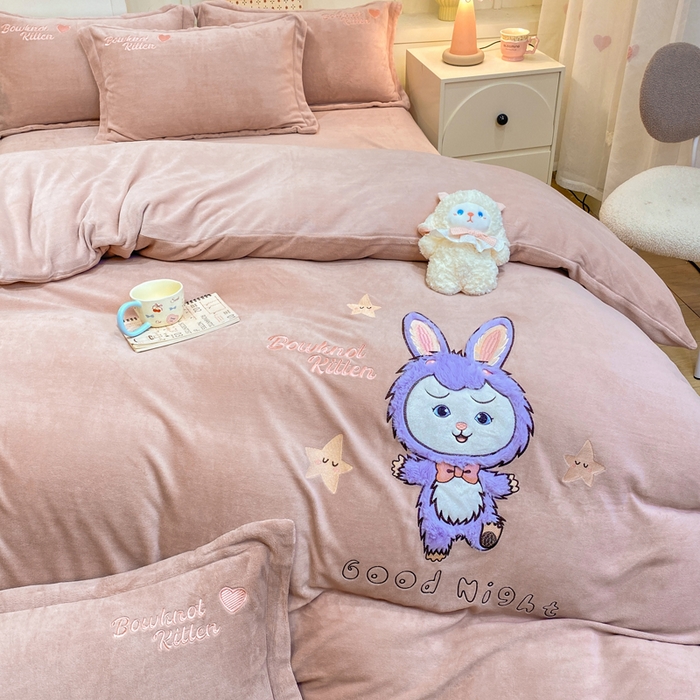 91家纺网 家纺一手货源 找家纺 欧妮家纺 2025新款牛奶绒贴布绣四件套 小兔-浅豆沙