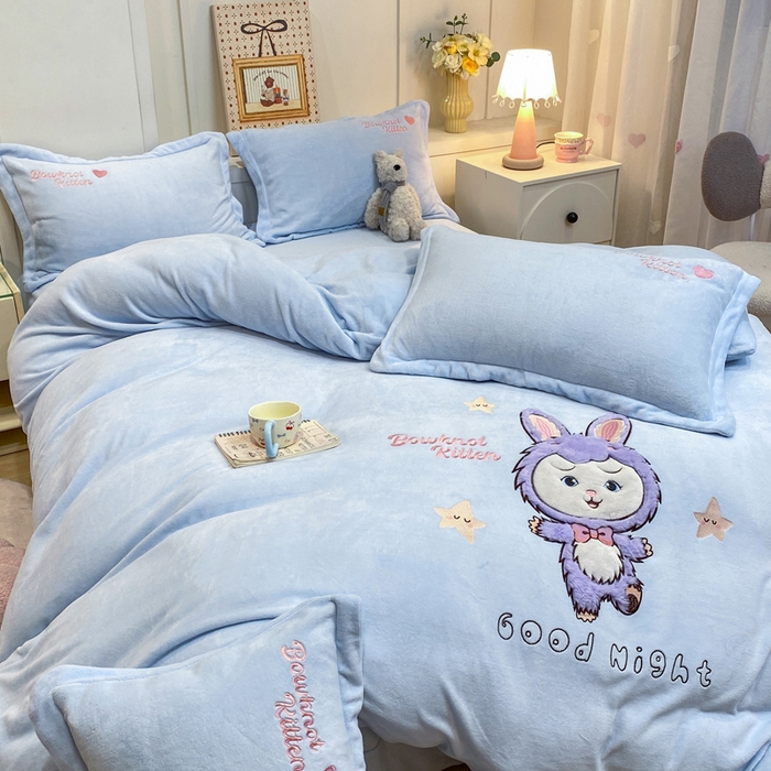 91家纺网 家纺一手货源 找家纺 欧妮家纺 2025新款牛奶绒贴布绣四件套 小兔-蓝