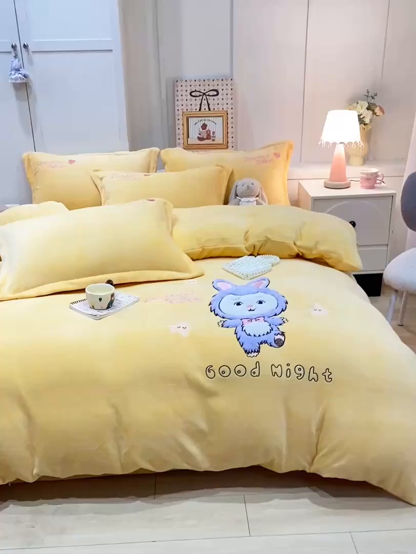 91家纺网 家纺一手货源 找家纺 欧妮家纺 2025新款牛奶绒贴布绣四件套 小兔-黄