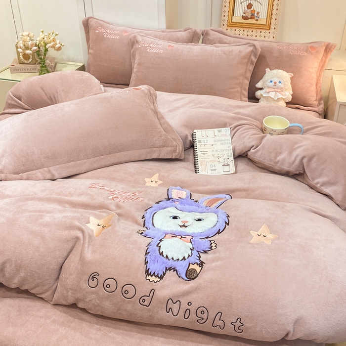 91家纺网 家纺一手货源 找家纺 欧妮家纺 2025新款牛奶绒贴布绣四件套 小兔-浅豆沙