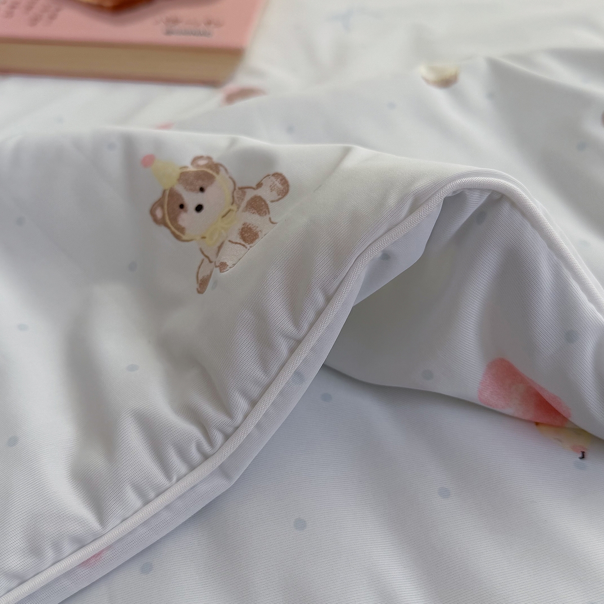 91家纺网 家纺一手货源 找家纺 金梦拉家纺 2026春夏新款锦氨凉感丝印花系列夏被空调被夏凉被 爱心狗狗