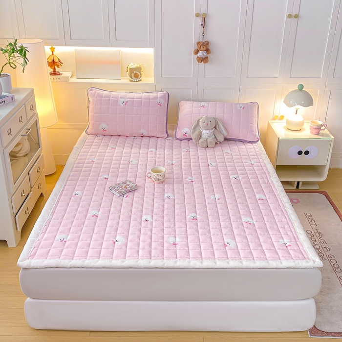 91家纺网 家纺一手货源 找家纺 欧妮家纺 2025新款A类牛奶绒床垫床褥子软垫 暖绒-绒绒小狗粉