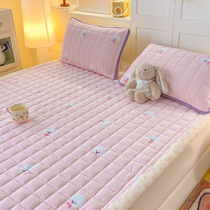 91家纺网 家纺一手货源 找家纺 欧妮家纺 2025新款A类牛奶绒床垫床褥子软垫 暖绒-绒绒小狗粉