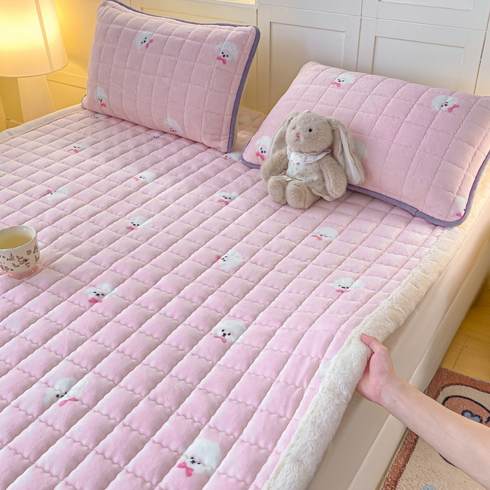 91家纺网 家纺一手货源 找家纺 欧妮家纺 2025新款A类牛奶绒床垫床褥子软垫 暖绒-绒绒小狗粉