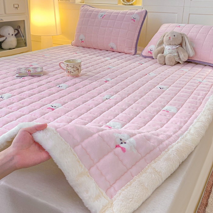 91家纺网 家纺一手货源 找家纺 欧妮家纺 2025新款A类牛奶绒床垫床褥子软垫 暖绒-绒绒小狗粉