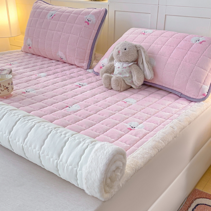 91家纺网 家纺一手货源 找家纺 欧妮家纺 2025新款A类牛奶绒床垫床褥子软垫 暖绒-绒绒小狗粉