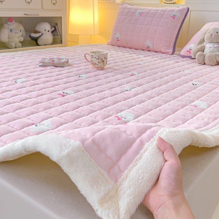 91家纺网 家纺一手货源 找家纺 欧妮家纺 2025新款A类牛奶绒床垫床褥子软垫 暖绒-绒绒小狗粉