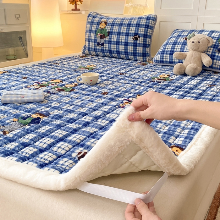 91家纺网 家纺一手货源 找家纺 欧妮家纺 2025新款A类牛奶绒床垫床褥子软垫 暖绒-蓝格英伦熊