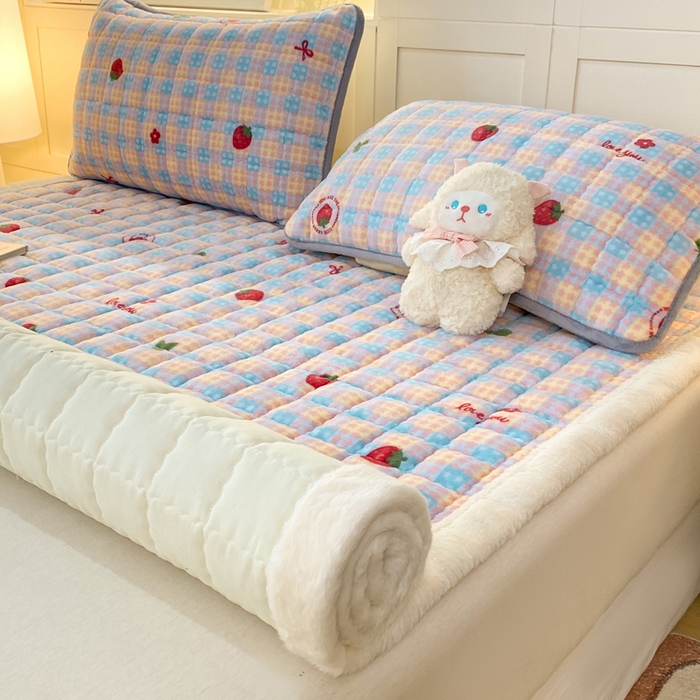 91家纺网 家纺一手货源 找家纺 欧妮家纺 2025新款A类牛奶绒床垫床褥子软垫 暖绒-草莓软心