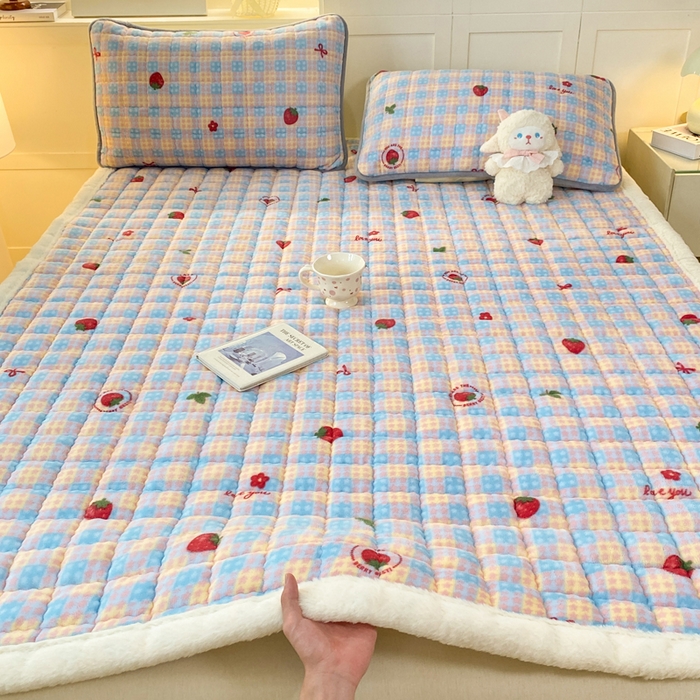 91家纺网 家纺一手货源 找家纺 欧妮家纺 2025新款A类牛奶绒床垫床褥子软垫 暖绒-草莓软心