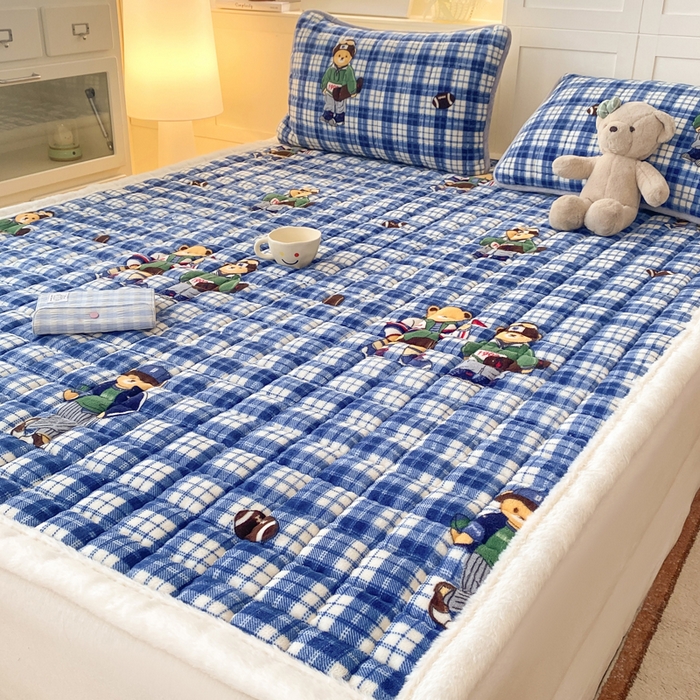 91家纺网 家纺一手货源 找家纺 欧妮家纺 2025新款A类牛奶绒床垫床褥子软垫 暖绒-蓝格英伦熊