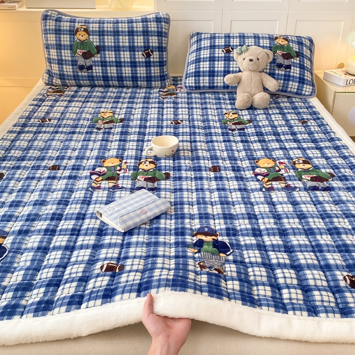 91家纺网 家纺一手货源 找家纺 欧妮家纺 2025新款A类牛奶绒床垫床褥子软垫 暖绒-蓝格英伦熊