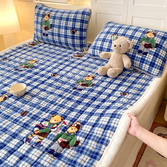 91家纺网 家纺一手货源 找家纺 欧妮家纺 2025新款A类牛奶绒床垫床褥子软垫 暖绒-蓝格英伦熊