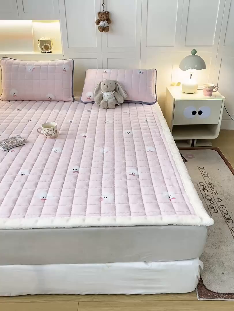 91家纺网 家纺一手货源 找家纺 欧妮家纺 2025新款A类牛奶绒床垫床褥子软垫 暖绒-绒绒小狗粉