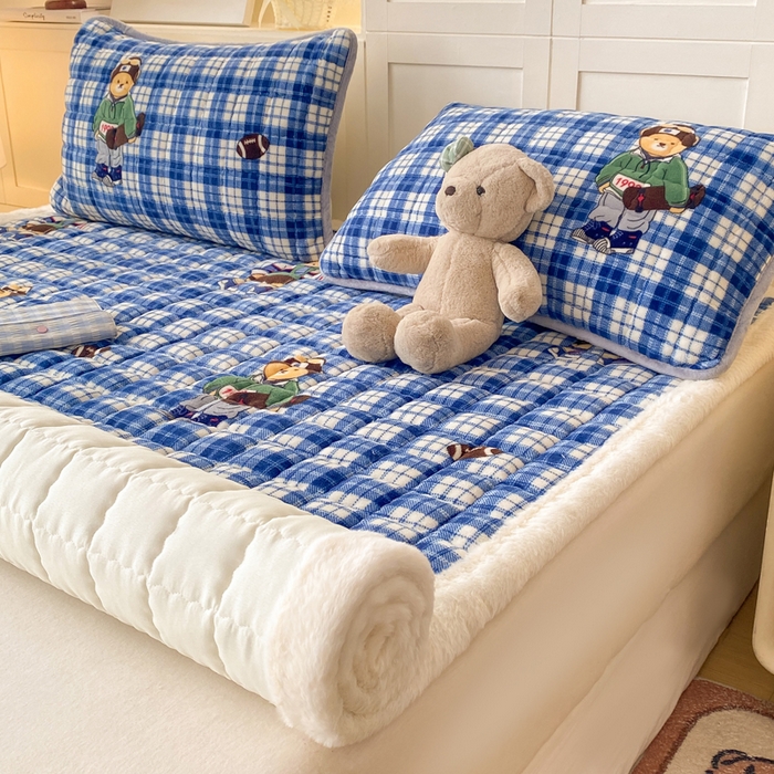 91家纺网 家纺一手货源 找家纺 欧妮家纺 2025新款A类牛奶绒床垫床褥子软垫 暖绒-蓝格英伦熊