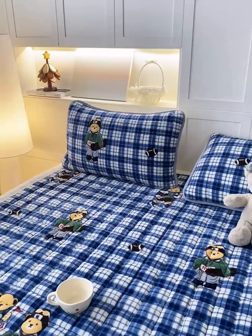 91家纺网 家纺一手货源 找家纺 欧妮家纺 2025新款A类牛奶绒床垫床褥子软垫 暖绒-蓝格英伦熊
