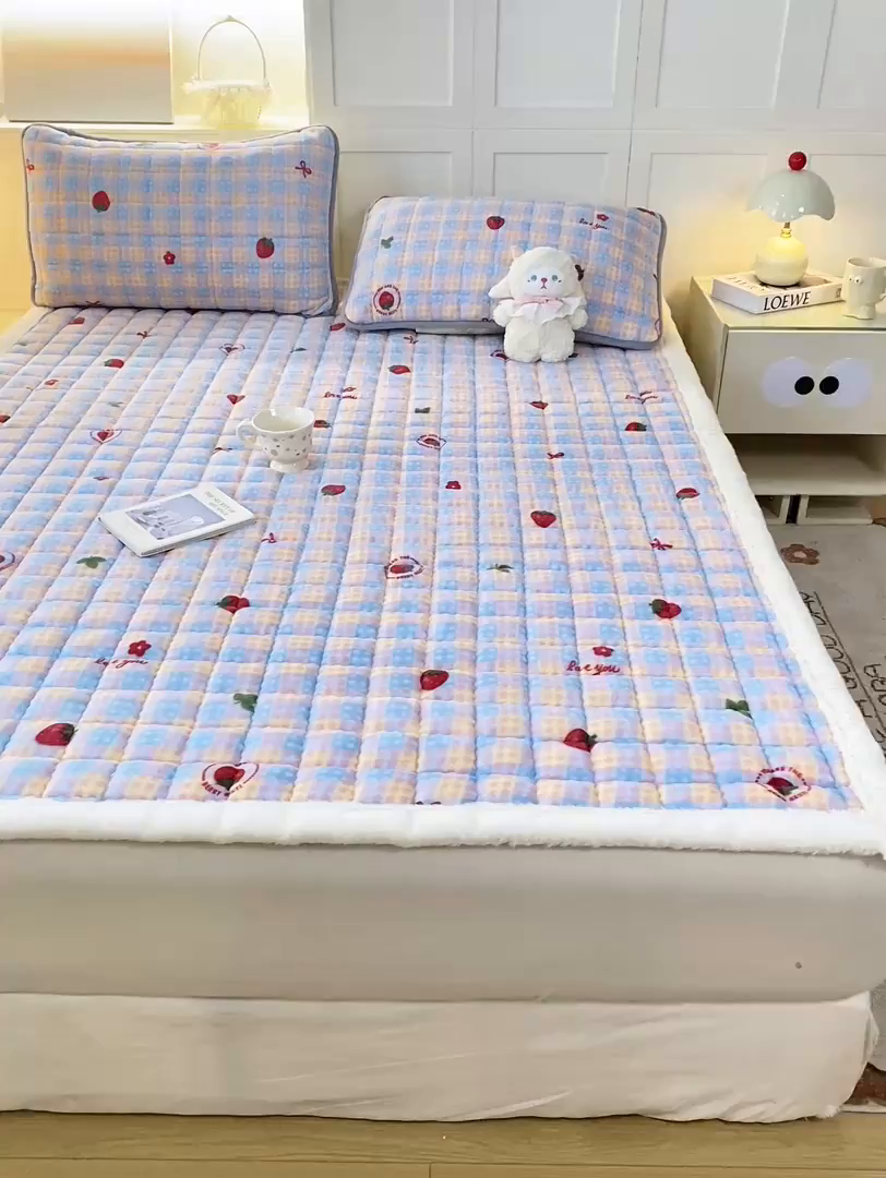 91家纺网 家纺一手货源 找家纺 欧妮家纺 2025新款A类牛奶绒床垫床褥子软垫 暖绒-草莓软心