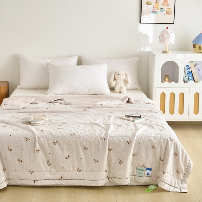 91家纺网 家纺一手货源 找家纺 简冠家纺 2026新款亲肤水洗仿棉夏被 艾丽卡