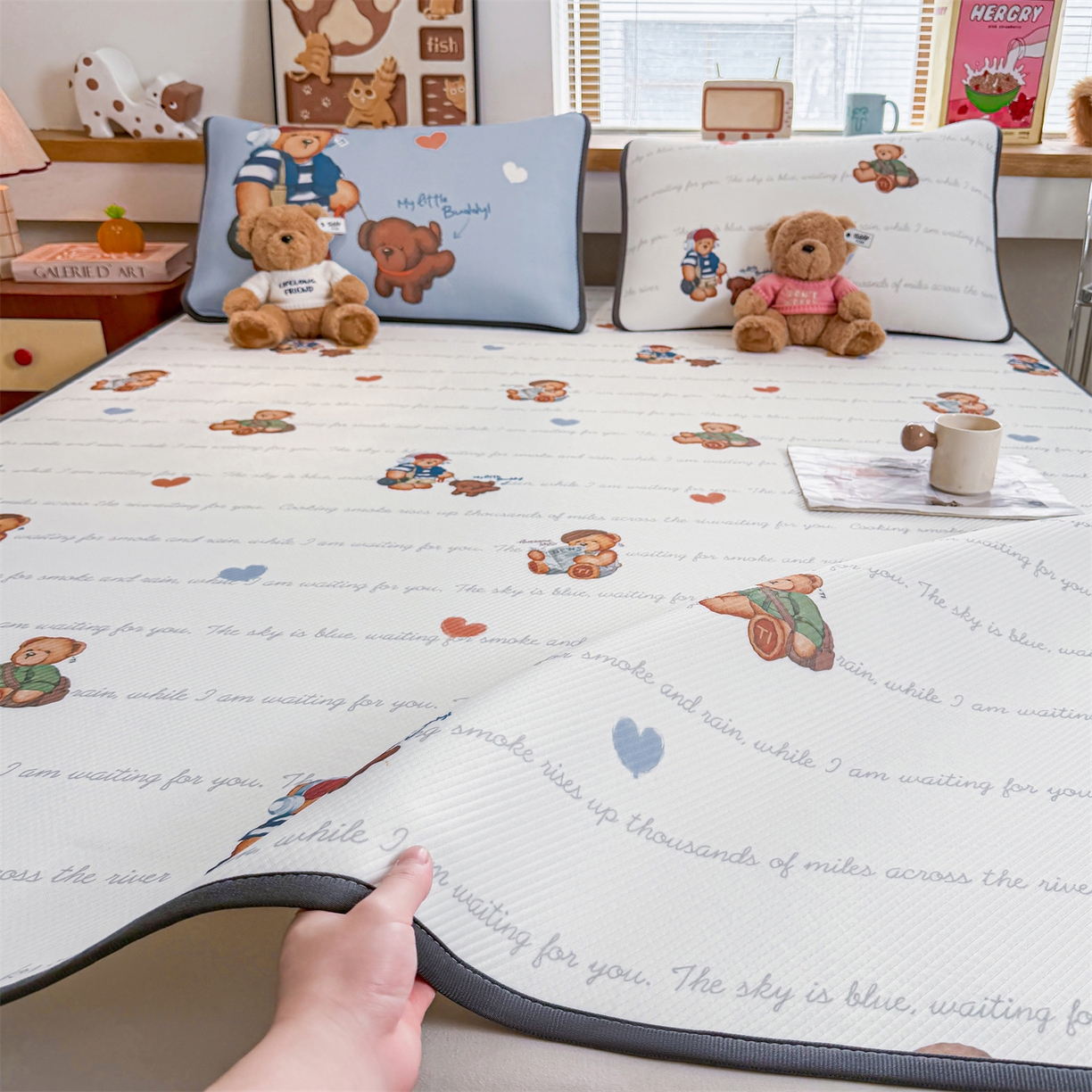 91家纺网 家纺一手货源 找家纺 源舍家纺 2026新款泰迪爱兰系列（正版授权）A类三明治复合印花斜纹豆豆软凉席床笠款 床席款-泰迪字母