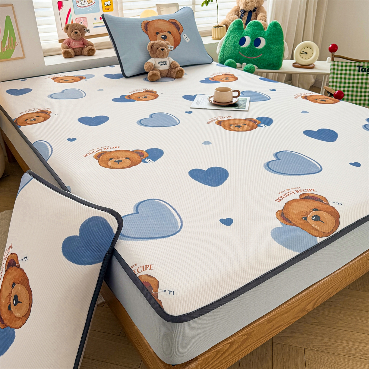 91家纺网 家纺一手货源 找家纺 源舍家纺 2026新款泰迪爱兰系列（正版授权）A类三明治复合印花斜纹豆豆软凉席床笠款 床笠款-泰迪蓝心