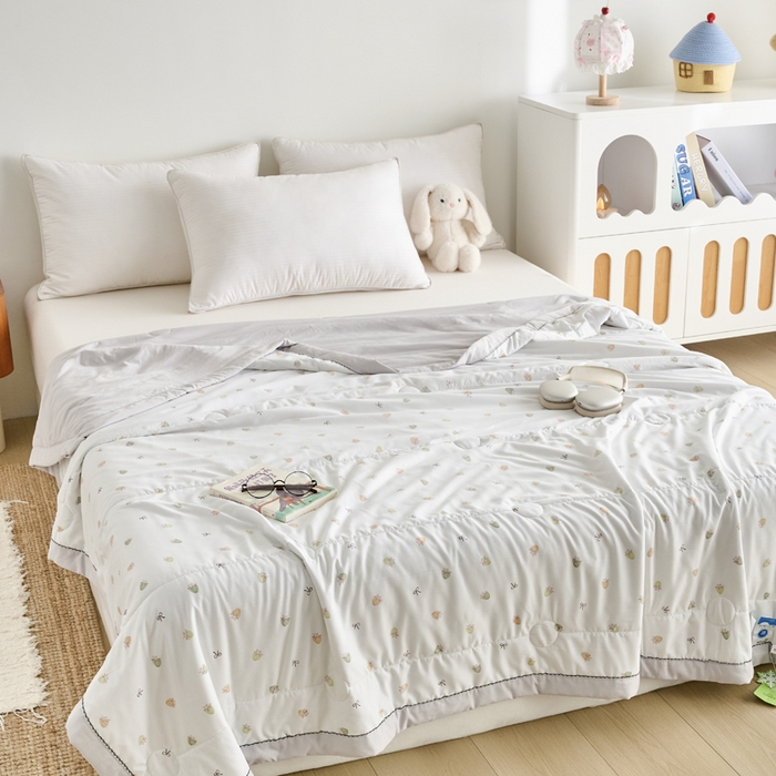 91家纺网 家纺一手货源 找家纺 简冠家纺 2026新款亲肤水洗仿棉夏被 蓓蕾芬芳