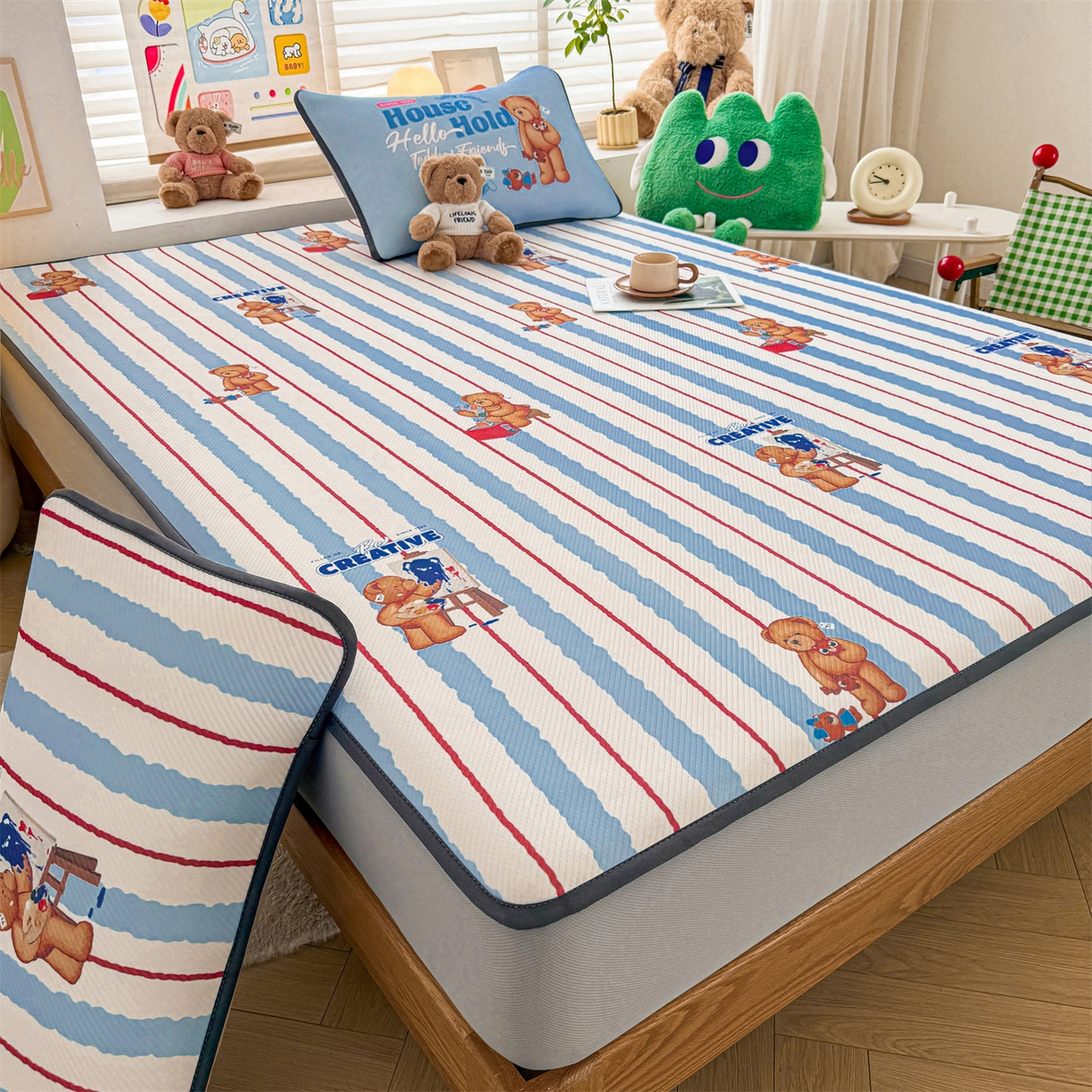 91家纺网 家纺一手货源 找家纺 源舍家纺 2026新款泰迪爱兰系列（正版授权）A类三明治复合印花斜纹豆豆软凉席床笠款 床笠款-泰迪条纹蓝