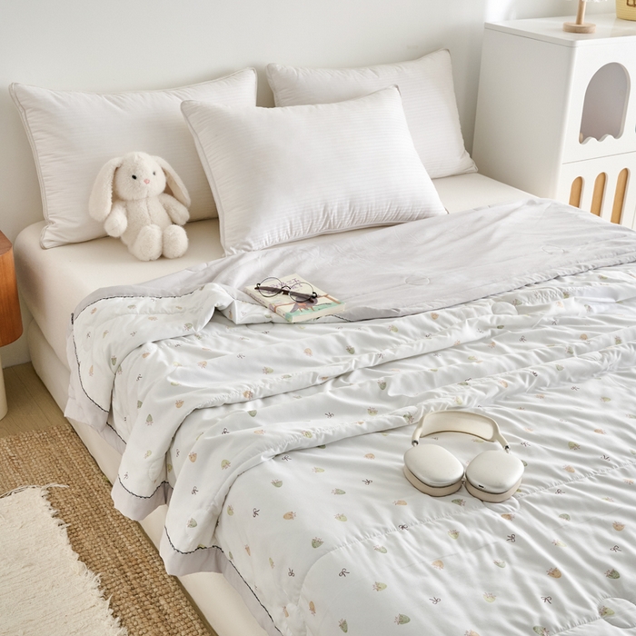 91家纺网 家纺一手货源 找家纺 简冠家纺 2026新款亲肤水洗仿棉夏被 蓓蕾芬芳