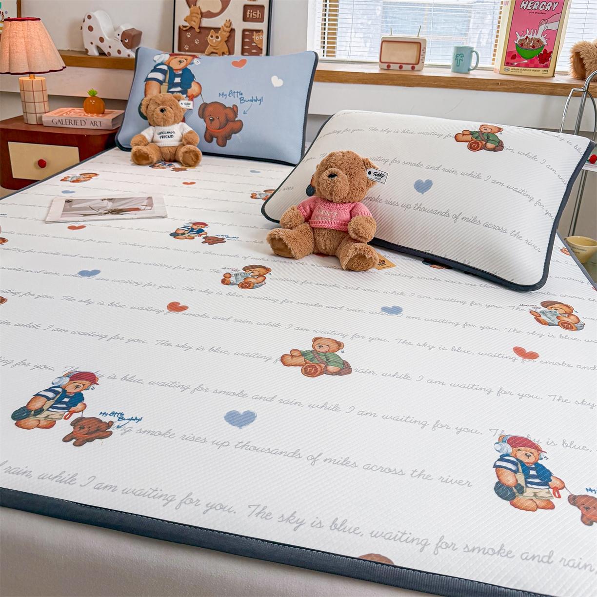 91家纺网 家纺一手货源 找家纺 源舍家纺 2026新款泰迪爱兰系列（正版授权）A类三明治复合印花斜纹豆豆软凉席床笠款 床席款-泰迪字母