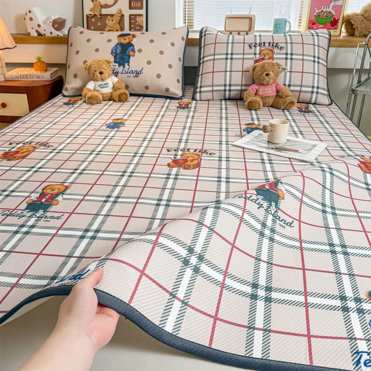 91家纺网 家纺一手货源 找家纺 源舍家纺 2026新款泰迪爱兰系列（正版授权）A类三明治复合印花斜纹豆豆软凉席床笠款 床席款-泰迪英伦