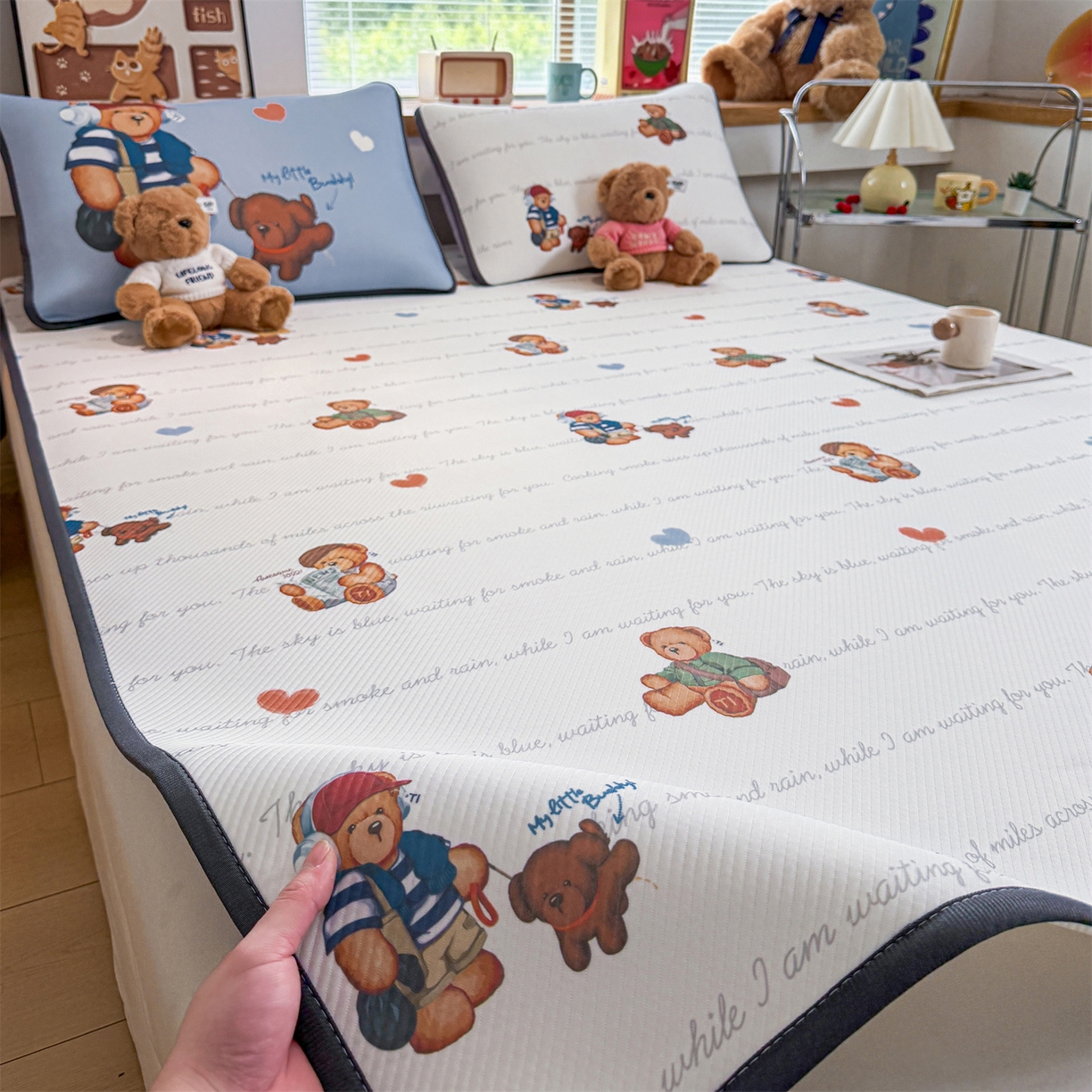 91家纺网 家纺一手货源 找家纺 源舍家纺 2026新款泰迪爱兰系列（正版授权）A类三明治复合印花斜纹豆豆软凉席床笠款 床席款-泰迪字母