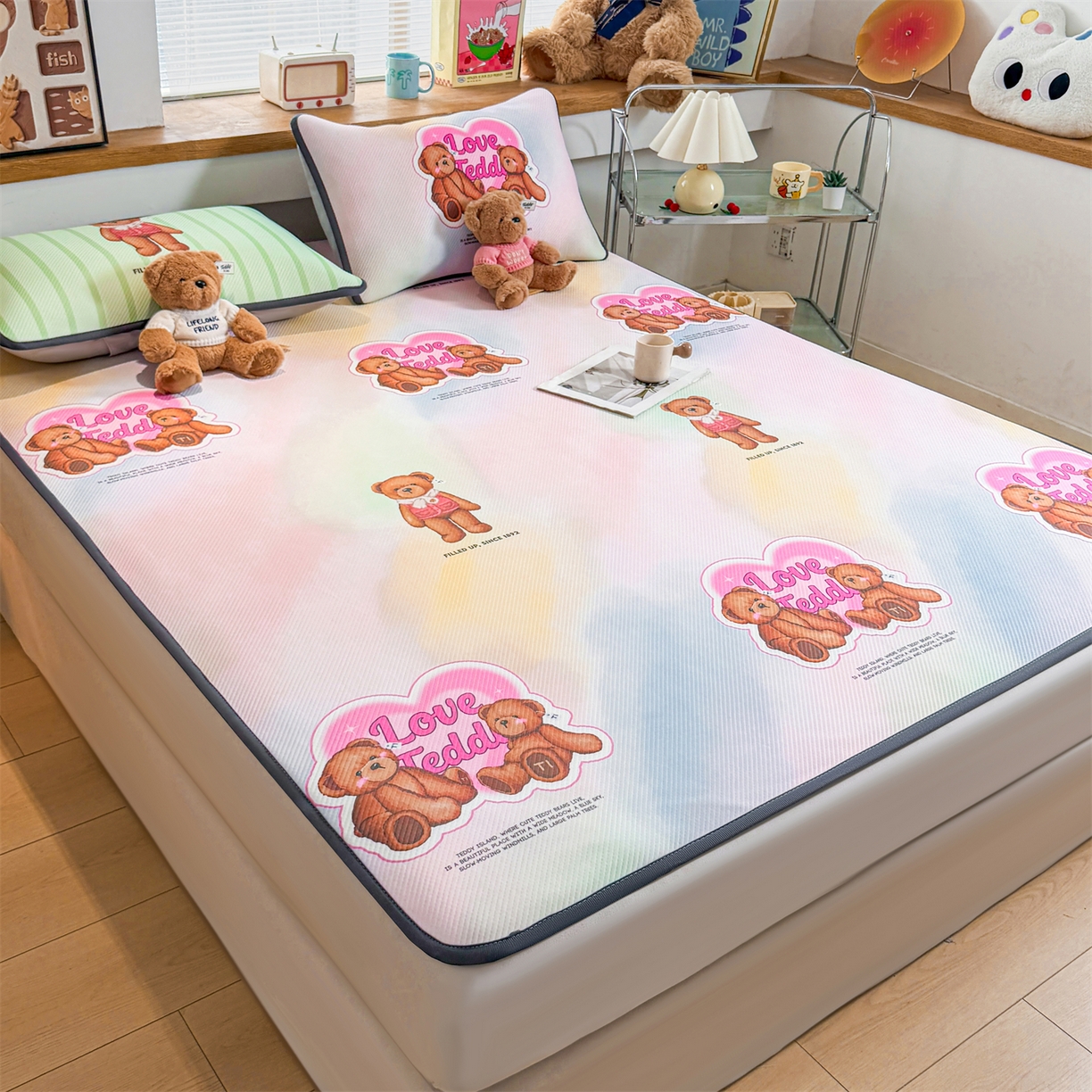 91家纺网 家纺一手货源 找家纺 源舍家纺 2026新款泰迪爱兰系列（正版授权）A类三明治复合印花斜纹豆豆软凉席床笠款 床席款-泰迪炫彩