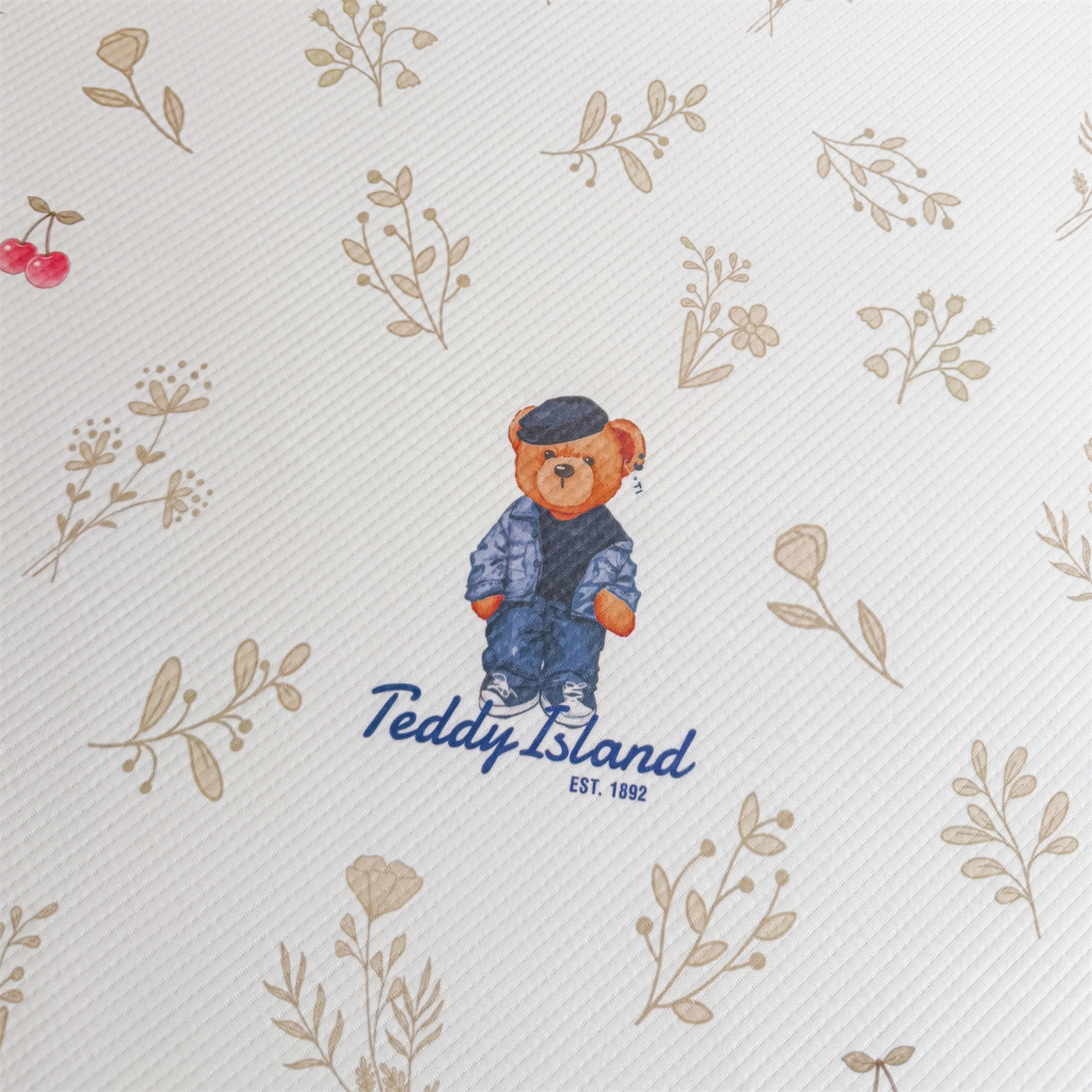 91家纺网 家纺一手货源 找家纺 源舍家纺 2026新款泰迪爱兰系列（正版授权）A类三明治复合印花斜纹豆豆软凉席床笠款 床席款-泰迪樱桃