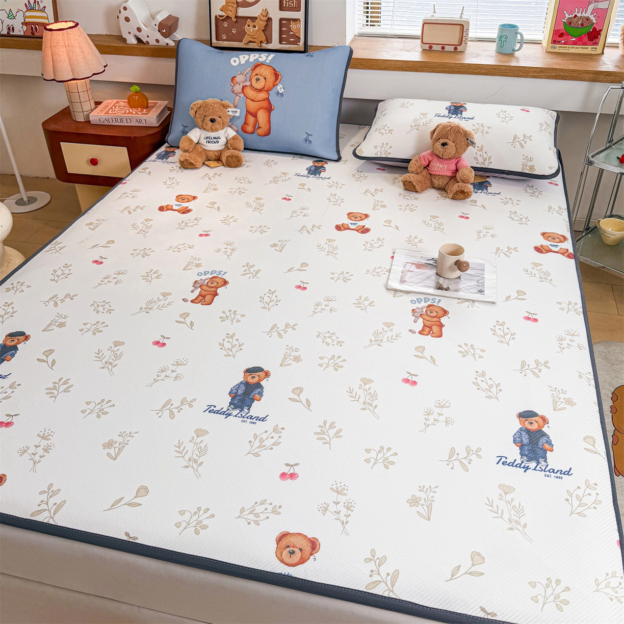 91家纺网 家纺一手货源 找家纺 源舍家纺 2026新款泰迪爱兰系列（正版授权）A类三明治复合印花斜纹豆豆软凉席床笠款 床席款-泰迪樱桃