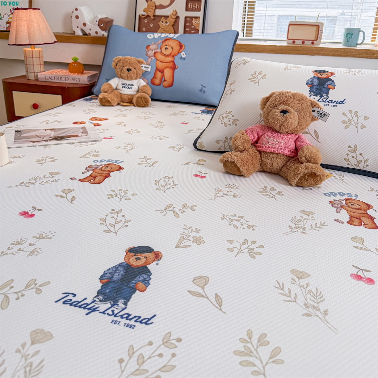 91家纺网 家纺一手货源 找家纺 源舍家纺 2026新款泰迪爱兰系列（正版授权）A类三明治复合印花斜纹豆豆软凉席床笠款 床席款-泰迪樱桃