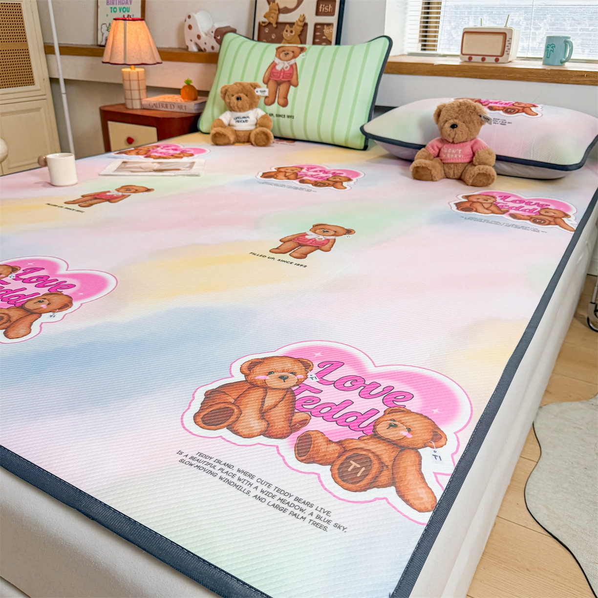 91家纺网 家纺一手货源 找家纺 源舍家纺 2026新款泰迪爱兰系列（正版授权）A类三明治复合印花斜纹豆豆软凉席床笠款 床席款-泰迪炫彩