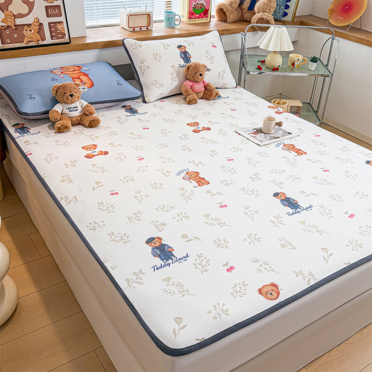 91家纺网 家纺一手货源 找家纺 源舍家纺 2026新款泰迪爱兰系列（正版授权）A类三明治复合印花斜纹豆豆软凉席床笠款 床席款-泰迪樱桃