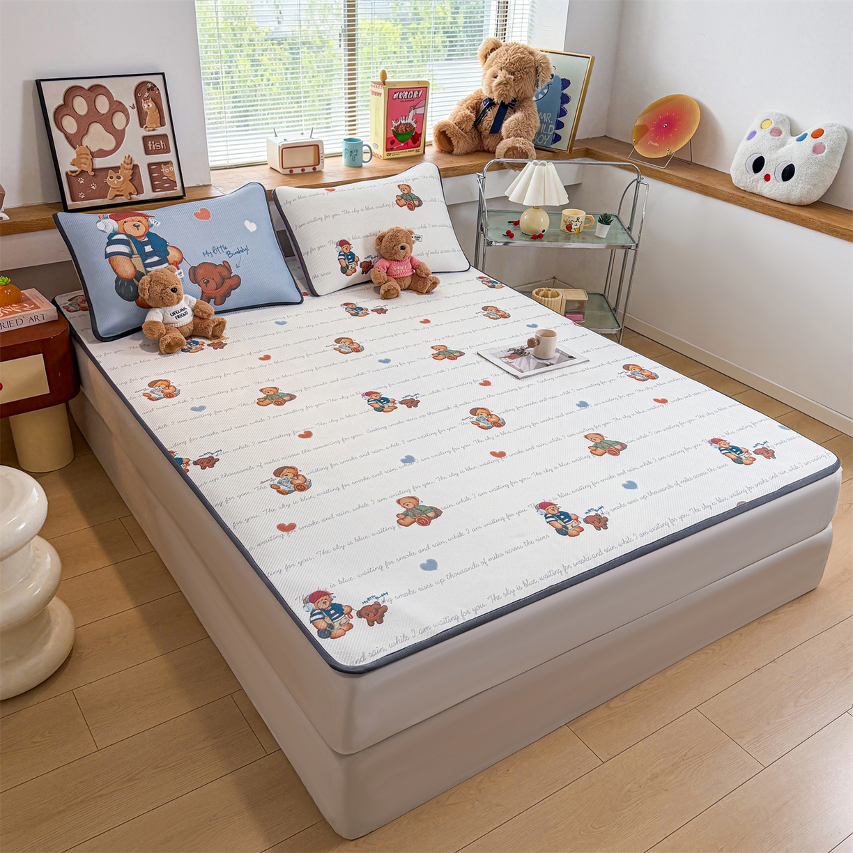 91家纺网 家纺一手货源 找家纺 源舍家纺 2026新款泰迪爱兰系列（正版授权）A类三明治复合印花斜纹豆豆软凉席床笠款 床席款-泰迪字母