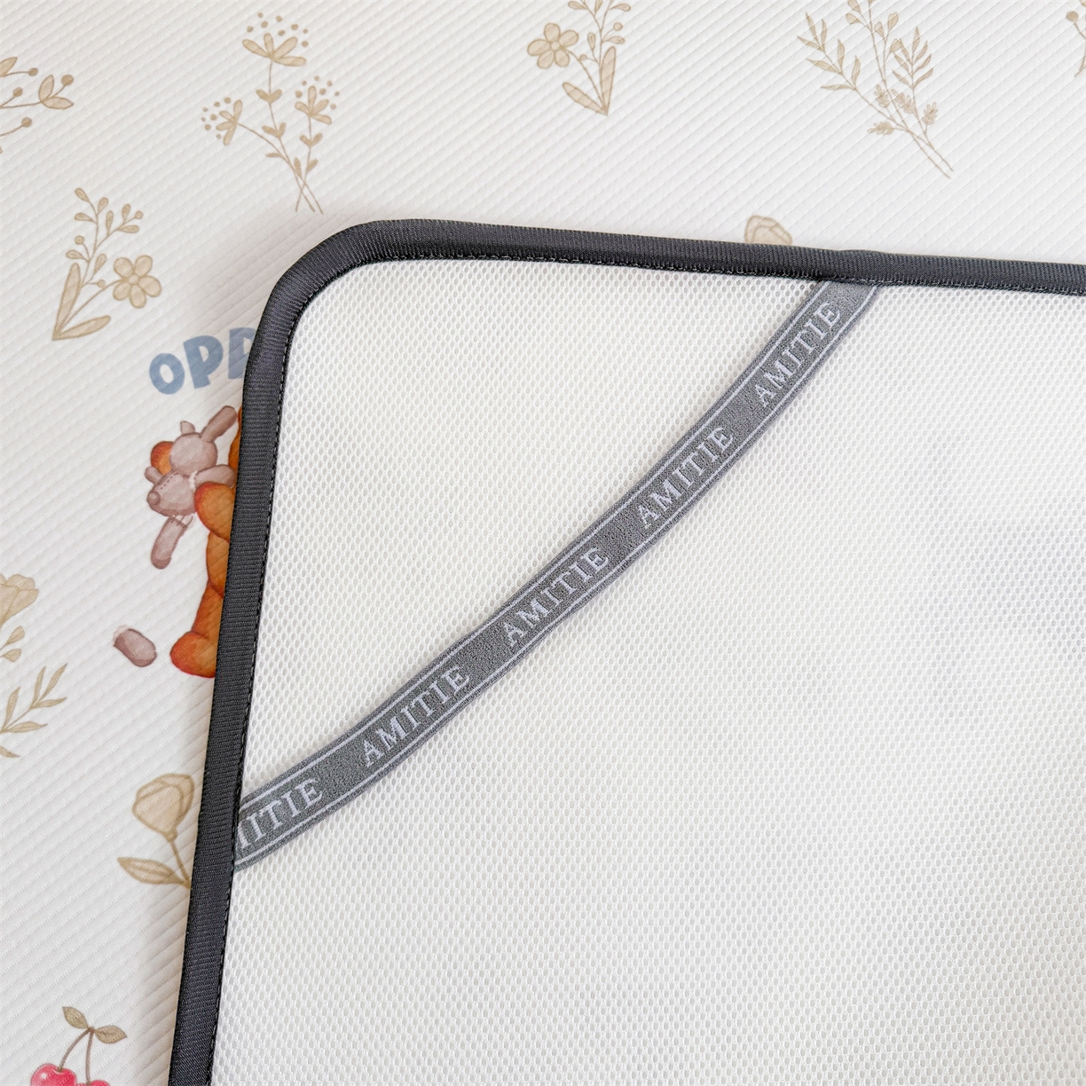 91家纺网 家纺一手货源 找家纺 源舍家纺 2026新款泰迪爱兰系列（正版授权）A类三明治复合印花斜纹豆豆软凉席床笠款 床席款-泰迪樱桃