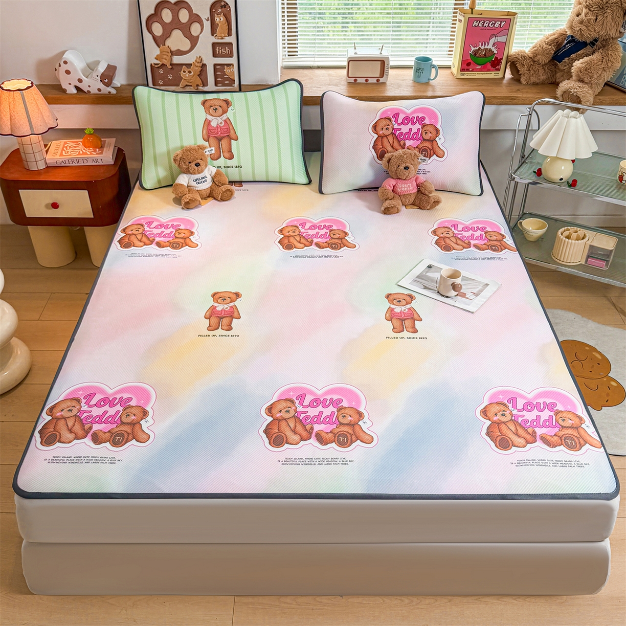 91家纺网 家纺一手货源 找家纺 源舍家纺 2026新款泰迪爱兰系列（正版授权）A类三明治复合印花斜纹豆豆软凉席床笠款 床席款-泰迪炫彩