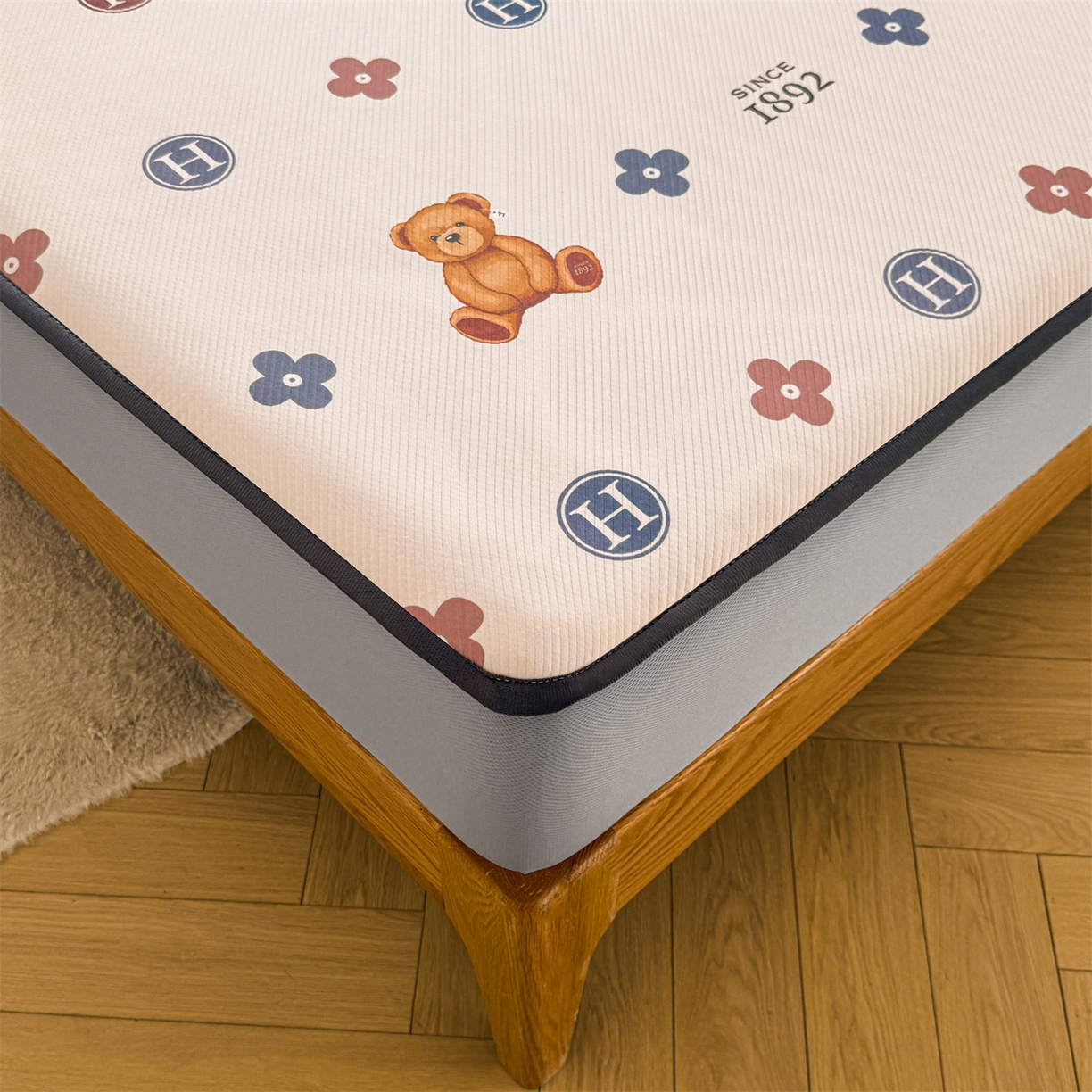 91家纺网 家纺一手货源 找家纺 源舍家纺 2026新款泰迪爱兰系列（正版授权）A类三明治复合印花斜纹豆豆软凉席床笠款 床笠款-泰迪四叶草